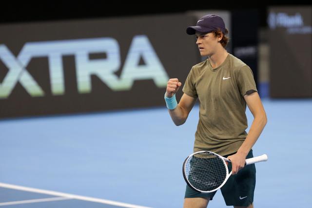 恩昆库加盟米兰后表现未达预期，面临舆论争议，需时间适应球队战术体系。